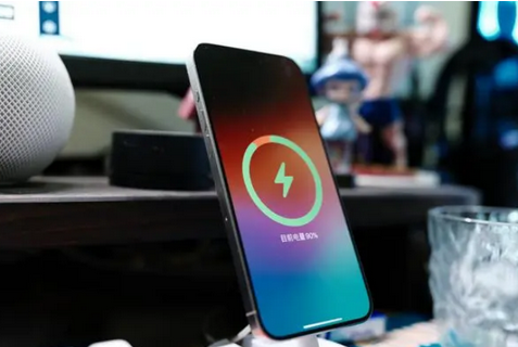 高港苹果15换屏服务分享用什么充电器给iPhone15充电更好 